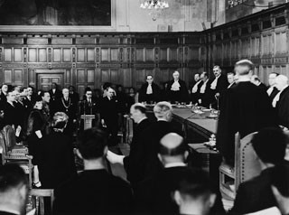 Erste Sitzung des Internationalen Gerichtshofes am 18. April 1946 in Den Haag