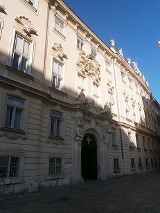 Wien, Judenplatz 11: Das in den Jahren 1708 bis 1714 als Böhmische Hofkanzlei erbaute Palais in der Wiener Innenstadt ist Sitz des Verwaltungsgerichtshofes.