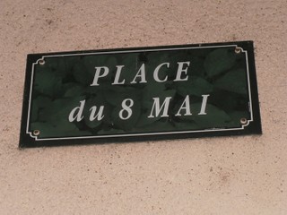 Platz des 8. Mai in Pessac-sur-Dordogne (Frankreich).<br /></p><br />Auch in Wien und Klagenfurt gibt eine Straße des 8. Mai.