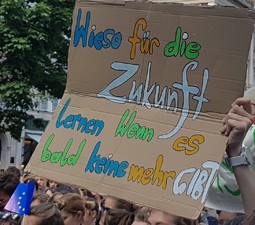 Junge Menschen auf der ganzen Welt gehen für mehr Klimaschutz auf die Straßen und fordern die Politik zum Handeln auf. Fridays for Future (#FFF), auch Schulstreik für das Klima bzw. Klimastreik genannt, hat sich aus einer Initiative der schwedischen Klimaaktivistin Greta Thunberg gebildet.