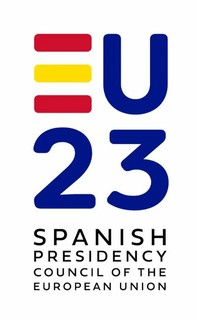 Logo der spanischen EU-Ratspräsidentschaft (Presidencia española del Consejo de la Unión Europea) im 2. Halbjahr 2023. Das Motto lautet: Europa, más cerca | Europe, closer.